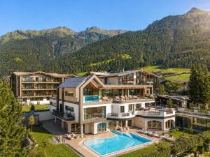 Luftaufnahme eines Ferienresorts in den Bergen in der Unterkunft Forster's Naturresort in Neustift im Stubaital