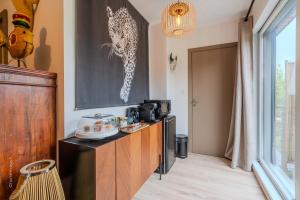 a room with a kitchen with a counter and a window at Lodge de la Jungle avec Spa in Nanteuil-lès-Meaux