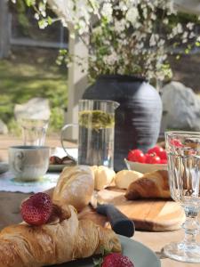 a table with croissants and croissants on a table at Dublinkowo in Gołubie