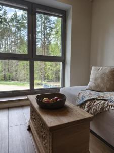 a room with a bowl of fruit on a table in front of a window at Dublinkowo in Gołubie