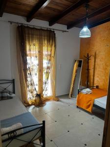 a room with a bed and a window with a curtain at Coral Bungalow in Rákhai