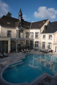 Bazén v ubytování Le Chateau Des Thermes nebo v jeho okolí