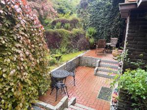 a patio with a table and chairs next to a wall at Grüne Oase mit Terrasse in Appel +1 photo