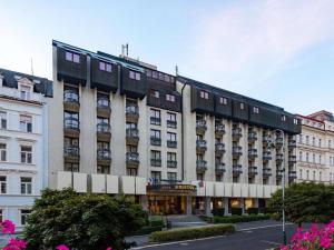 a large building with a lot of windows at Hotel Bristol in Karlovy Vary