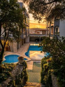 a swimming pool in the middle of a building at Calis Hotel in Çeşme