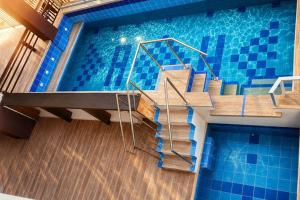a swimming pool with a staircase in a swimming pool at Adele Hotel in Ríohacha