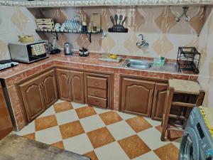 eine Küche mit Spüle und Mikrowelle in der Unterkunft PalmRest in Marrakesch + 15 Fotos
