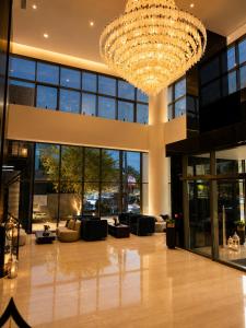 a large lobby with a large chandelier in a building at Baghdad Do Hotel in Baghdād