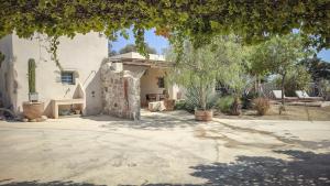 a house with a tree in the yard at Hamilton - Sohoros in Kámpos +42 photos