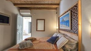 a bedroom with a bed in a room at Hamilton - Sohoros in Kámpos