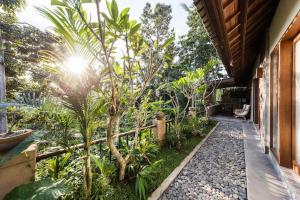 een pad naar een huis in een tuin bij Villa Sekaya Ubud in Ubud