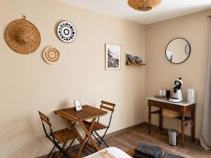 a room with a table and chairs and a mirror at Chez Elise et Joseph in Mons-Boubert