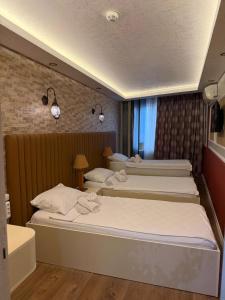 a hotel room with two beds and a window at elisa apart 3 in Istanbul