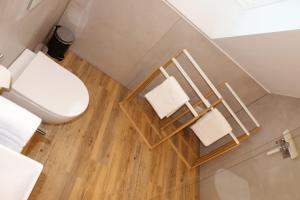 a bathroom with a toilet and two towels at Sternennächte auf einem echtem Bauernhof in Warpke