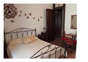 a bedroom with a bed with birds on the wall at Lunamuta b&b in Cetraro