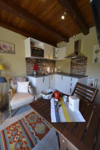 eine Küche mit einem Tisch und einem Stuhl in einem Zimmer in der Unterkunft Casa Rosalba - WelcHome in Cannobio