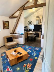 ein Wohnzimmer mit Couchtisch und eine Küche in der Unterkunft Villa Marguerite in Castelnau-Rivière-Basse