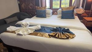 ein Hotelzimmer mit zwei Betten, auf denen Handtücher liegen in der Unterkunft Cape Town Hotel in Nadi + 10 Fotos