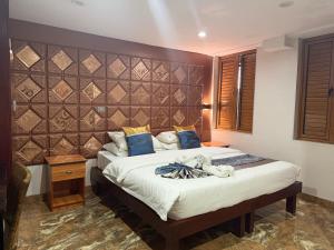 ein Schlafzimmer mit einem großen Bett mit großem Kopfteil in der Unterkunft Cape Town Hotel in Nadi