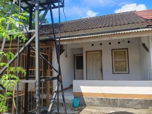 a house being constructed with scaffolding at Bale Sasak guest house in Selaparang