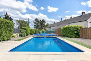 a swimming pool in the yard of a house at Le Gîte Des Anges - 4pers, Piscine in Angé