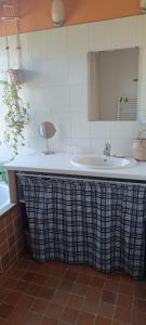 a bathroom with a sink and a bath tub at Bouquin-couette in Plouguerneau