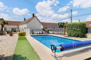 a swimming pool in the yard of a house at Le Gîte des Anges - 12pers, Piscine in Angé