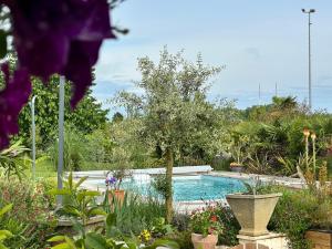 ein Swimmingpool in einem Garten mit Blumen in der Unterkunft Villa Marguerite in Castelnau-Rivière-Basse