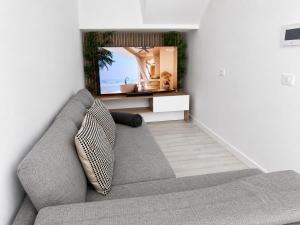 a living room with a couch and a mirror at Noalys Entre Mar y Valle in Agaete