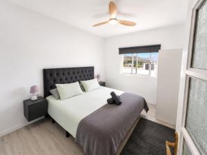 a bedroom with a bed and a ceiling fan at Noalys Entre Mar y Valle in Agaete