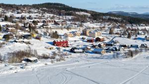 an aerial view of a small town in the snow at Morgondoppet - Olen Funäsdalen in Funäsdalen