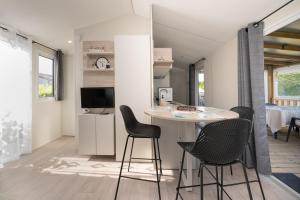 a kitchen and living room with a table and chairs at La Brisse d'Erdeven in Erdeven