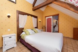 a bedroom with a large bed in a room at Gîte Nautilus in Elven