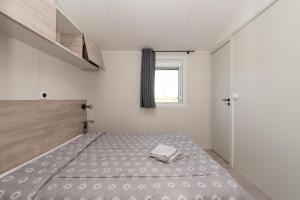 a bedroom with a bed and a window at La Brisse d'Erdeven in Erdeven