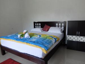 En eller flere senge i et værelse på Pondok Wisata Widi + 16 billeder