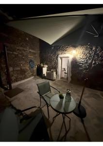 a room with a table and chairs and a door at Casa Tia Anica I in Monsaraz