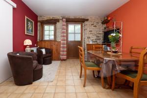 a living room with a wooden table and chairs at Gîte Peigne De Vénus in Elven