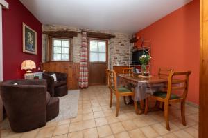 a living room with a table and a dining room at Gîte Peigne De Vénus in Elven +13 photos