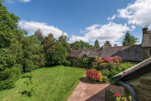 an image of the garden of a house at Gîte Nautilus in Elven