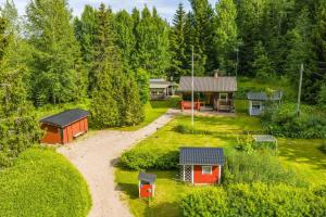 Luftaufnahme eines Hauses mit Garten in der Unterkunft Whispering Woods Cabin in Porvoo