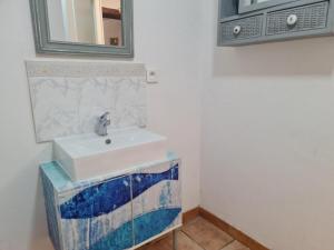 a bathroom with a sink and a mirror at Cottage Sleeps 2- Pet Friendly WiFi Free Parking in Montauriol
