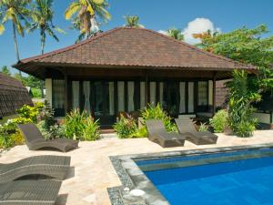 un resort con piscina, sedie e una casa di Gili Air Bungalows a Gili Air