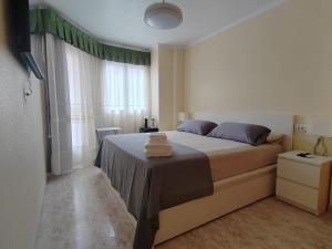 a bedroom with a bed with towels on it at Casa Susan's in Águilas