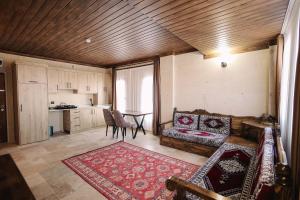a living room with a couch and a table at Castle Stone House in Uçhisar