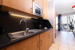 a kitchen with a sink and a microwave at med Apart in Erlangen