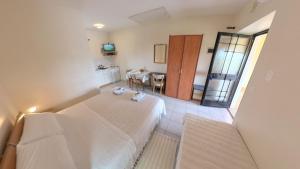 a bedroom with a large bed and a table at Peaceful studio in avonija in Murine