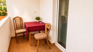 a small table and chairs in a small room with a window at Motel MEČE in Bijelo Polje