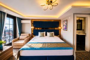 Un pat sau paturi într-o cameră la Kavi Hotel