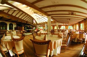 Restaurace v ubytování Hotel Shandranj