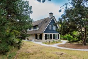 an exterior view of a house with trees at Alegria, ruime familievilla voor 9 personen in Ballum